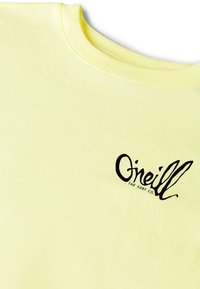 Camiseta de manga larga de algodón amarilla con cuello redondo y un logo negro impreso en el pecho izquierdo. Textura suave y ajuste relajado.
