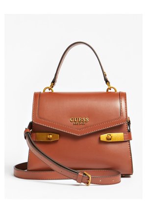 Sac à main Guess en cuir marron avec ferrures dorées, poignée supérieure et bandoulière réglable sur fond blanc.