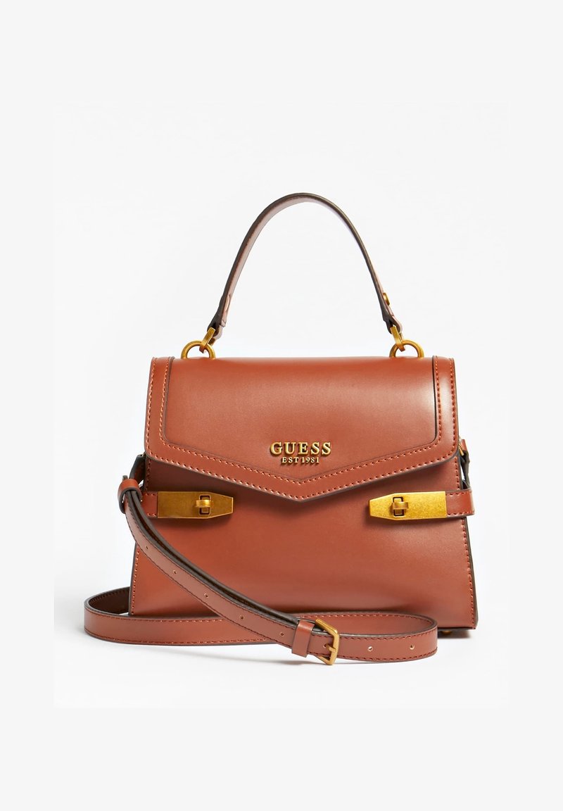 Sac à main Guess en cuir marron avec ferrures dorées, poignée supérieure et bandoulière réglable sur fond blanc.