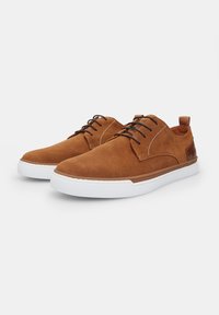 Bata Pantofi casual cu șiret - marrone