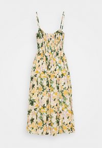 Vestido midi floral con cuerpo fruncido, flores amarillas, verdes y lavanda sobre un fondo claro, con finas tirantes ajustables.