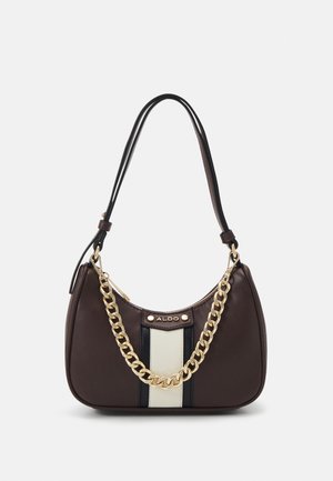 Sac à main marron foncé avec une rayure verticale noire et blanche, anse chaîne dorée et bandoulière en cuir réglable.