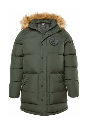 Tmavě zelený zimní kabát s výplní a kapucí podšitou chlupem, předním zapínáním na knoflíky, dvěma velkými kapsami a kulatou nášivkou na hrudi.