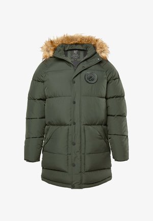 Dunkelgrüne, gepolsterte Winterjacke mit einem mit Fell gefütterten Kapuzen, vorderen Knöpfen, zwei großen Taschen und einem runden Aufnäher auf der Brust.