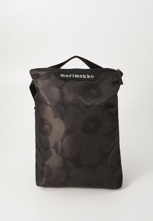 Czarny plecak z tkaniny z delikatnym kwiatowym wzorem i górnym uchwytem, z logo "marimekko" na przedniej części zamka.