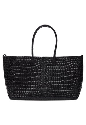 Zwarte tote bag met gestructureerd krokodillenpatroon, twee lange hengsels en rechthoekige vorm tegen een witte achtergrond.