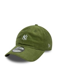 Olivgrüne Corduroy-Cap mit weißem gesticktem Logo, gebogenem Schirm, verstellbarem Riemen und strukturierter Oberfläche. Mit Markenetikett auf der Vorderseite.
