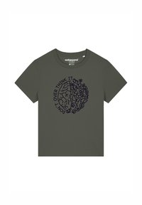 Olivgrünes Baumwoll-T-Shirt mit kurzen Ärmeln, das ein navyblaues Gehirn-Graphic und Schmetterlinge zeigt, umgeben von dem Text "DENKE NICHT ZU VIEL DARÜBER NACH."