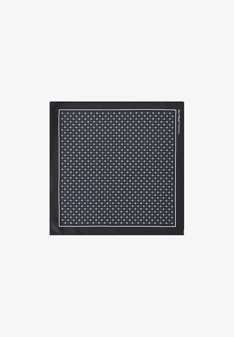 Prostokątny czarny szal z białą bordiurą i wzorem drobnych niebieskich i białych kwiatów. Wykonany z gładkiego materiału o polerowanym wykończeniu.