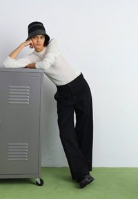 Carhartt WIP PANT - Kalhoty - black