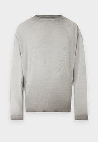 Ανοιχτό γκρι πλεκτό πουκάμισο με μακριά μανίκια και στρογγυλή λαιμόκοψη, με υφή και ελαφρώς σκουρόχρωμη διαβάθμιση στο τελείωμα.