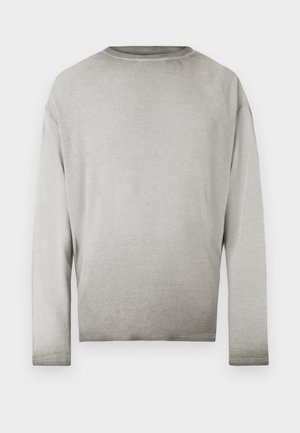 Jasnoszara dzianinowa koszula z długim rękawem i okrągłym dekoltem, z teksturowanym wykończeniem i delikatnie ciemniejszym, gradientowym dołem.