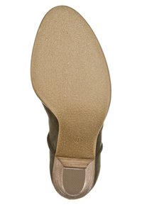 Suela exterior de bota en beige con acabado de goma texturizada. Cuenta con un ligero tacón y una marca visible de talla 39. Bordes lisos y forma redondeada.