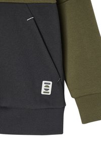 Kapuzenpullover mit olivgrünen und schwarzen Einsätzen, ausgestattet mit einem gerippten Saum, strukturiertem Stoff und einem kleinen Logoetikett in Weiß und Grau.