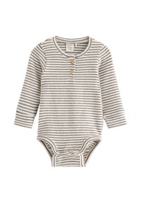 Langærmet baby bodystocking med grå og hvide vandrette striber, to træknapper ved brystet og trykknapper ved skridtet.