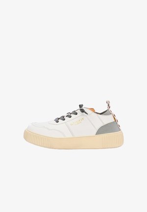 Sneaker bianco con accenti grigi, suola in gomma testurizzata, punta rotonda e lacci grigi. Presenta un logo sul lato e un'etichetta di richiamo posteriore con motivo.