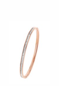 Pulsera de oro rosa con un acabado suave, que cuenta con una fila de pequeños diamantes a lo largo de un lado para añadir un detalle. Diseño simple y elegante.