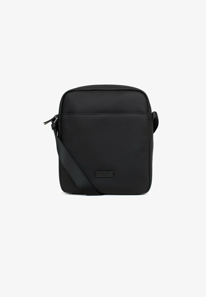 Borsa a tracolla nera realizzata in tessuto resistente, caratterizzata da un design rettangolare elegante, tracolla regolabile e una tasca con zip frontale per accessori.
