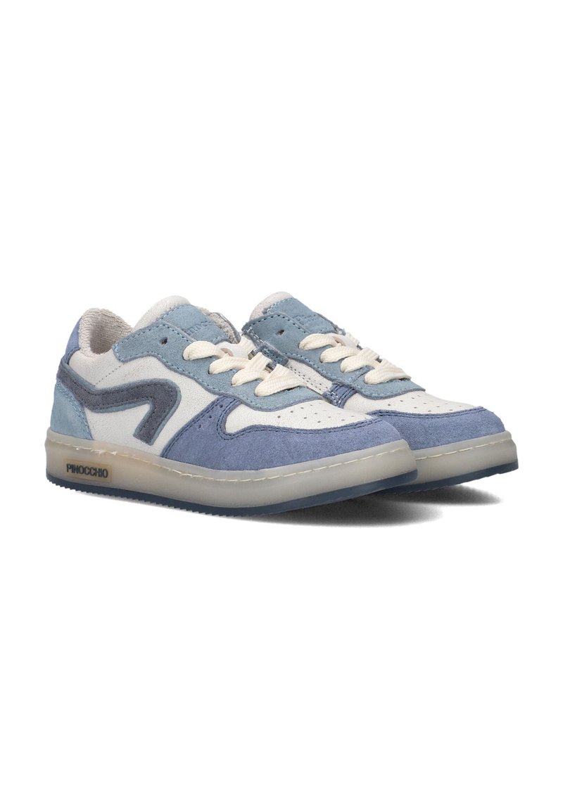 Blauwe en witte sneakers van suede en mesh. Ze hebben een ronde neus, vetersluiting en een contrasterend merklogo aan de zijkant.