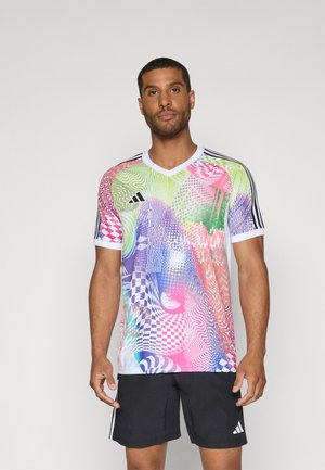 Maillot de sport multicolore avec des motifs abstraits, comportant du vert, du rose, du bleu et du blanc. Col en V et manches courtes avec des accents noirs.