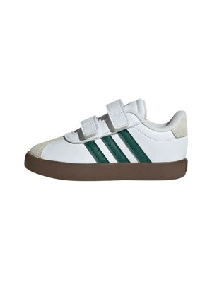 Scarpa da ginnastica bianca con strisce verdi, suola marrone, due cinturini in velcro e dettagli in suede beige chiaro su punta e tallone.