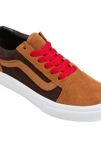 Sneaker en daim marron avec des lacets rouges, accents marron et beige, semelle en caoutchouc blanc et design de bande latérale emblématique. Détail de surface texturé.