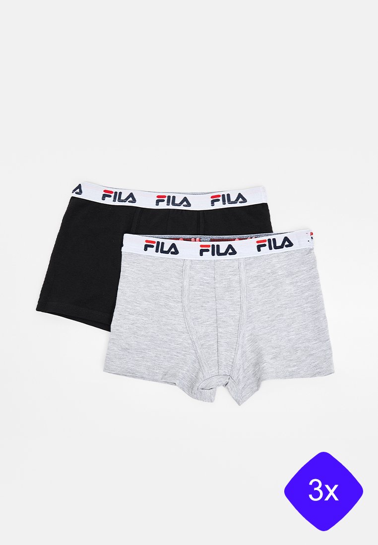 Briefs de algodón en negro y gris con una cinturilla elástica blanca que presenta el logo de FILA. El paquete incluye tres pares.