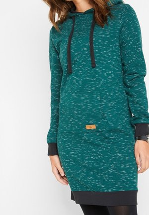 Teal hættetrøje-kjole med et tekstureret mønster, sorte snore og en frontlomme. Ærmer og kant i sort. Har et lille logo mærke.