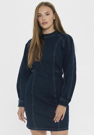 Dunkelblaues Denimkleid mit langen Ärmeln, hohem Kragen und sichtbaren Nähdetails. Figurbetonter Schnitt mit gerader Silhouette.