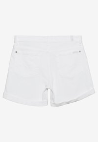 Shorts de mezclilla blanca con dobladillo vuelto, dos bolsillos traseros con costuras sutiles y un diseño clásico de cinco bolsillos.
