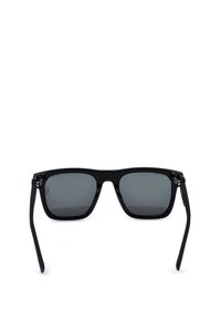 Lunettes de soleil rectangulaires noires avec verres teintés foncés et branches légèrement courbées sur fond blanc.