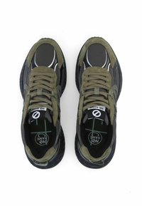 Zwarte en olijfgroene sneakers met een gestructureerde bovenkant, afgeronde vorm en zichtbare veters. Heeft een logo op de tong en een gemusterd zool.