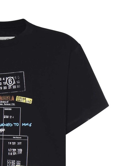 T-shirt noir avec un graphisme rappelant une fiche de bibliothèque, comprenant des dates, des numéros et des notes manuscrites en blanc, bleu et jaune.