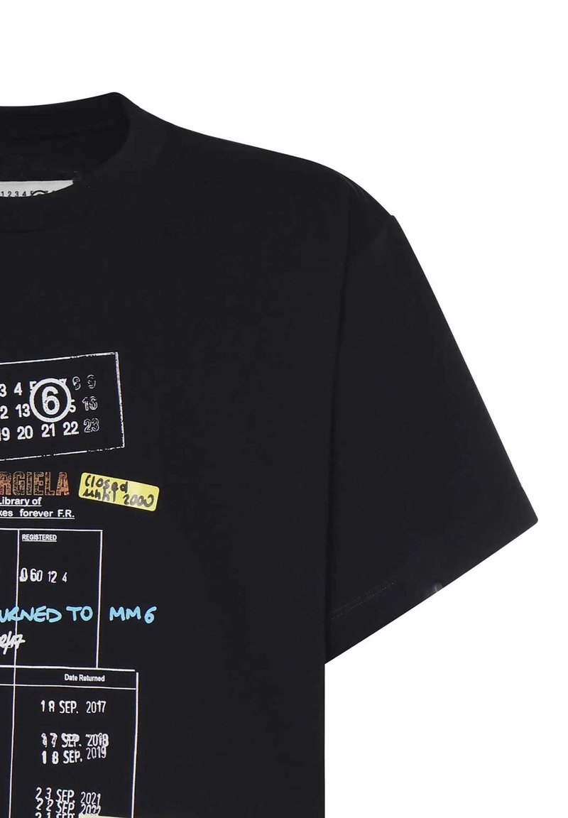 T-shirt noir avec un graphisme rappelant une fiche de bibliothèque, comprenant des dates, des numéros et des notes manuscrites en blanc, bleu et jaune.