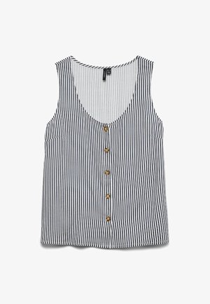 Bez piedurknēm svītrainā t-krekls baltā un tumši zilā krāsā. Ietver dziļu V-veida kakla izgriezumu, pogu priekšpusi un kreiso kabatu. Gluda auduma tekstūra.