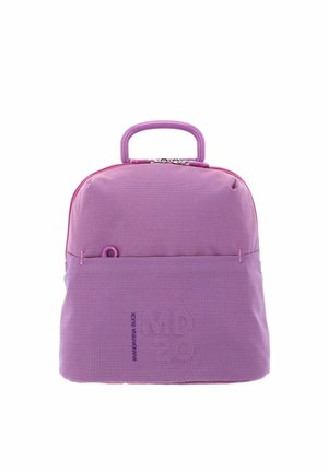 Sac à dos en tissu violet avec une texture lisse, équipé d'une poignée supérieure, d'une fermeture éclair et d'une petite poche frontale. Logo distinctif visible.