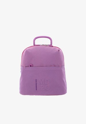 Sac à dos en tissu violet avec une texture lisse, équipé d'une poignée supérieure, d'une fermeture éclair et d'une petite poche frontale. Logo distinctif visible.