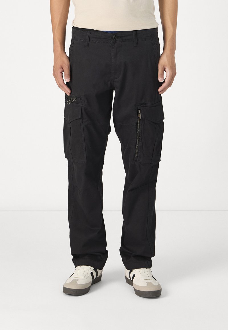 Sorte cargo bukser lavet af slidstærkt stof med flere sidelommer, lynlåsdetaljer og et lige ben design. Bæres med lette sneakers.
