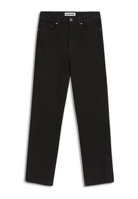 Jeans negros de pierna recta con bolsillos frontales, trabillas para cinturón y cierre de botón, etiquetados "Armedangels" en la cinturilla.