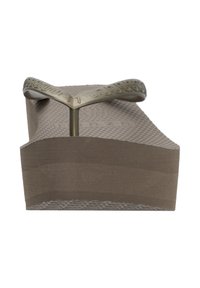 Bruine flip-flops met een gestructureerde zool, gegoten rubberen ondergrond en V-vormige band met gegraveerde details. Lichtgewicht en casual ontwerp.