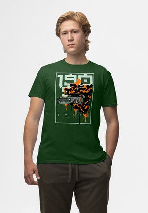 Grøn bomulds T-shirt med et grafisk print af en bil med orange og sorte flammer, inklusive teksten "Kyoto" og "Japan" med en geometrisk kant.
