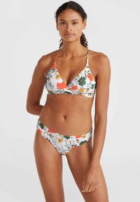 Gėlių bikinis, turintis baltą foną su oranžiniais ir žaliais gėlėmis, trikampio formos viršus su plonais petnešomis ir žemai nuleisti atitikimo apatiniai.
