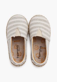 Lys beige slip-on sko med hvide striber, elastisk sidepanel og en tekstureret stofoverdel. Brun foret med synligt brandlogo indeni.