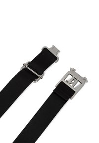 Melnā neilona josta ar sudraba metalizētu sprādzi. Sprādzei ir izgriezumu dizaina elementi un gluda apdare, kas nostiprināta ar D-gredzenu.