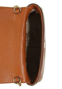 Ruskea nahkalaukku, jossa on kohokuvioitu pinta, kultaiset yksityiskohdat ja yksinkertainen napin suljenta. Sisus on vuorattu sileällä, neutraalilla kankaalla.