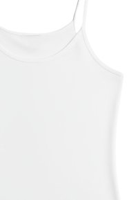 Witte mouwloze tanktop met dunne bandjes en een ronde hals, weergegeven tegen een effen witte achtergrond.