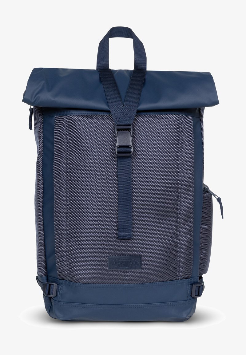 Námořnický modrý batoh s rolovacím víkem, texturovaným síťovaným tělem, nastavitelnými popruhy, uzávěrem na přezku, boční zipovou kapsou a odolnými látkovými akcenty.