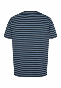 Lühikeste varrukatega tumesinine t-särk, millel on horisontaalsed triibud erinevates sinise toonides. Ümar kaelus, lõdva istuvusega ja pehme tekstuuriga.