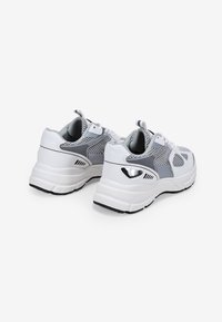 Zapatillas deportivas blancas y grises con paneles de malla, una suela acolchada y detalles reflectantes en los lados y el talón.