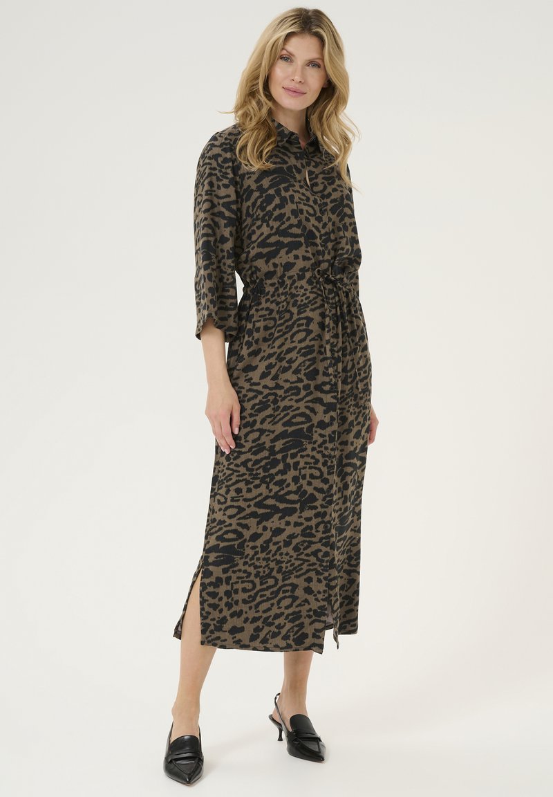 Lang leopardenprint jurk in bruin en zwart, met een kraag, driekwart mouwen, strik in de taille en zijsplitten.